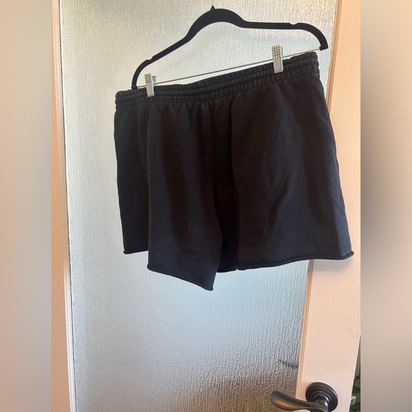 TNA (Aritzia) Cozy Fleece Boyfriend Sweatshorts - Picture 8 of 10